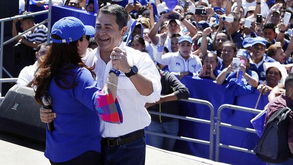 Presidente de Honduras, Juan Orlando Hernández, dança com sua mulher durante comício de campanha - Sputnik Brasil