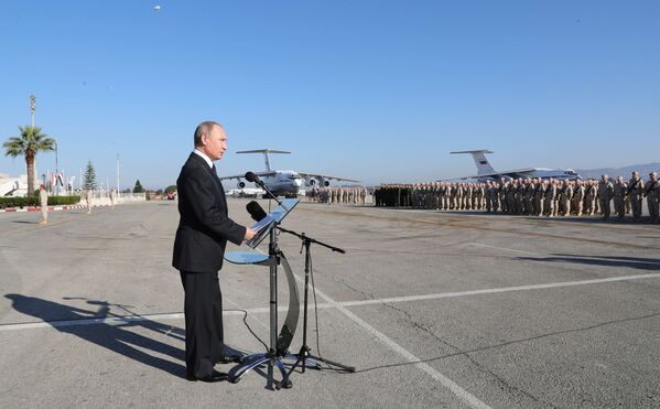O presidente russo, Vladimir Putin, discursando para as tropas russas na base aérea de Hmeymim, Síria, 11 de dezembro de 2017 - Sputnik Brasil