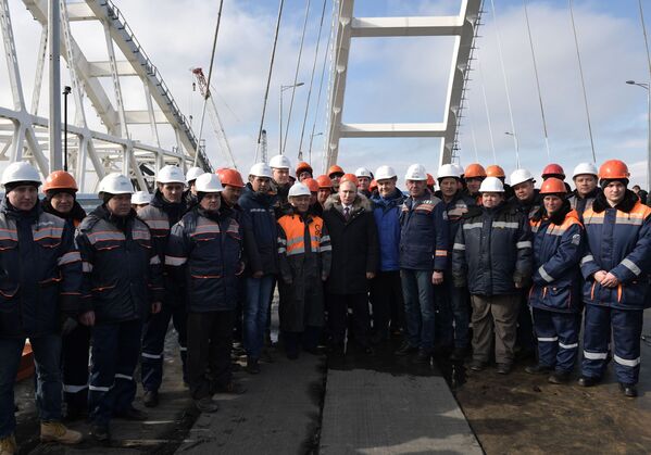 Vladimir Putin junto com os construtores da ponte da Crimeia, 14 de março 2018 - Sputnik Brasil