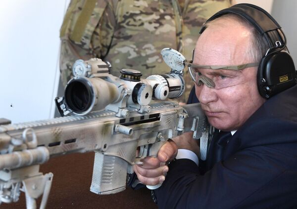 O presidente russo testa um rifle de precisão SVCh-308, fabricado pelo consórcio Kalashnikov, 19 de setembro de 2018 - Sputnik Brasil