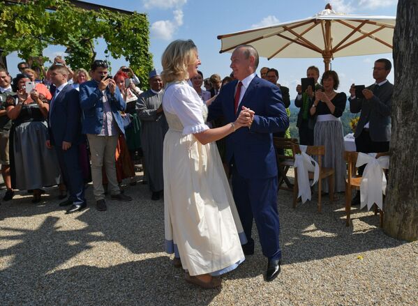 Vladimir Putin dança com a chanceler austríaca, Karin Kneissl, durante a cerimônia de casamento dela, 18 de agosto de 2018 - Sputnik Brasil