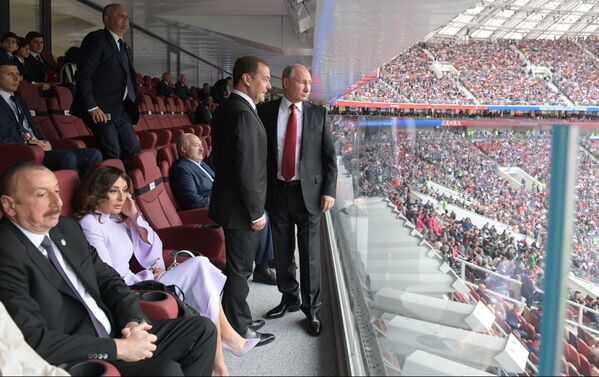 O presidente russo assiste a partida de estreia da Copa do Mundo de 2018 entre as seleções da Rússia e da Arábia Saudita, 14 de junho de 2018 - Sputnik Brasil