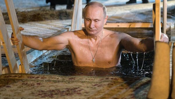 O presidente russo se banha nas águas geladas na noite da Epifania do Senhor no mosteiro perto do lago Seliger, na noite de 18 para 19 de janeiro de 2018 - Sputnik Brasil
