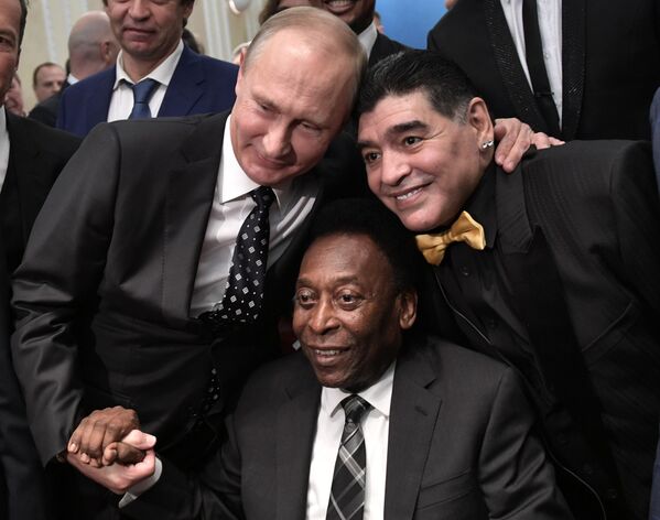 Vladimir Putin e os lendários jogadores Pelé e Diego Maradona durante o sorteio para a Copa do Mundo de 2018, 1 de dezembro de 2017 - Sputnik Brasil
