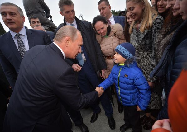 Vladimir Putin fala com cidadãos de Yalta após a cerimônia de inauguração do monumento ao imperador Alexandre III, em 18 de novembro de 2017 - Sputnik Brasil