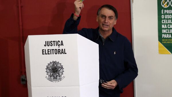 Jair Bolsonaro, candidato à Presidência do Brasil, coloca seu voto, em 7 de outubro de 2018 - Sputnik Brasil