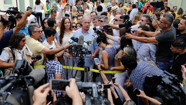 Ciro Gomes, candidato presidência do Brasil, fala com jornalistas após votar em 7 de outubro de 2018 - Sputnik Brasil