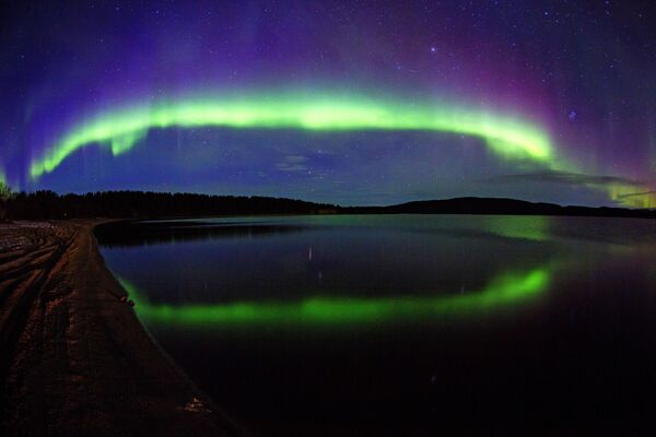Aurora Boreal nas proximidades do rio Ura, na região de Murmansk, na Rússia - Sputnik Brasil