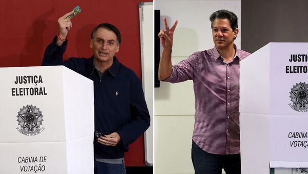 Jair Bolsonaro (dir.) e Fernando Haddad (esq.) durante votação no primeiro turno - Sputnik Brasil