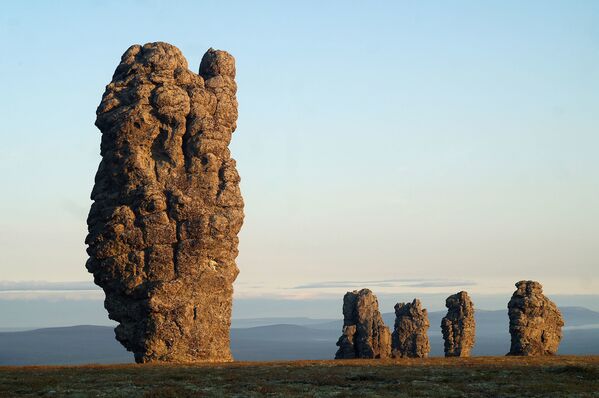 As formações rochosas de Manpupuner são um conjunto de 7 pilares de pedra que ficam na república de Komi, na Rússia. O lugar fica longe da zona habitada e pode ser atingido a pé apenas por turistas bem preparados. - Sputnik Brasil