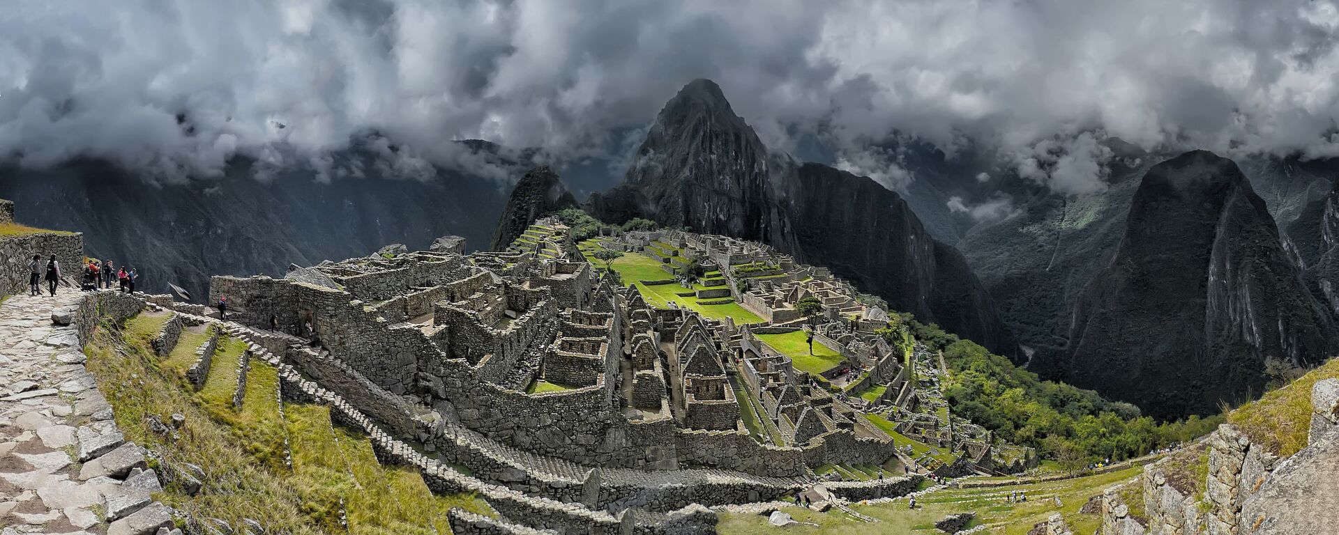 A montanha de Huayna Picchu, no Peru, oferece uma trilha para contemplar de cima (mais de 360 m) o famoso santuário de Machu Picchu. - Sputnik Brasil, 1920, 13.10.2020