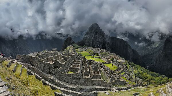 A montanha de Huayna Picchu, no Peru, oferece uma trilha para contemplar de cima (mais de 360 m) o famoso santuário de Machu Picchu. - Sputnik Brasil
