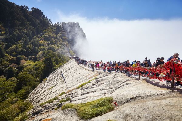 O caminho no monte Hua, na China, é considerado um dos mais assustadores do mundo com seus trilhos íngremes nas rochas. - Sputnik Brasil