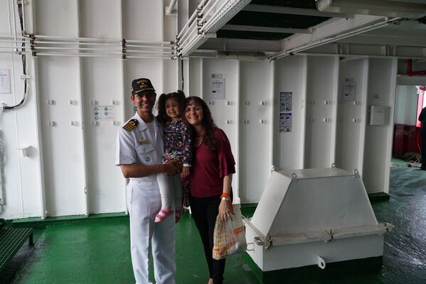 Capitão de mar e guerra Pedro Augusto Bittencourt Heine Filho com a sua família a bordo do navio polar Almirante Maximiano - Sputnik Brasil