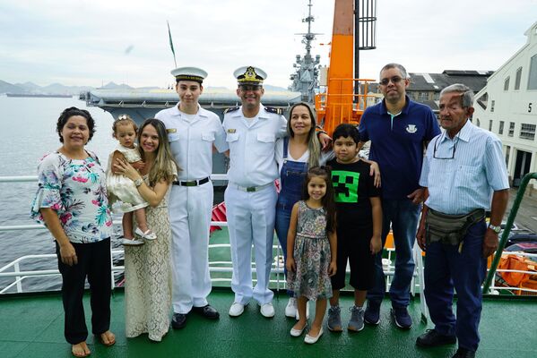 Família se despede de militar que viajou a bordo do navio polar Almirante Maximiano para a Antártica - Sputnik Brasil