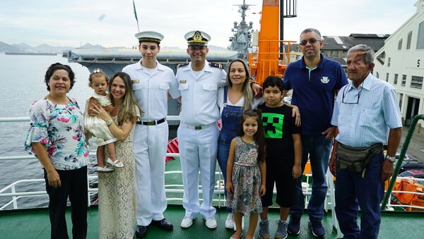Família se despede de militar que viajou a bordo do navio polar Almirante Maximiano para a Antártica - Sputnik Brasil