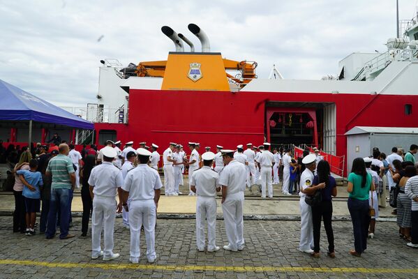 Militares da banda da Marinha descansam após apresentações em homenagem à partida do navio polar Almirante Maximiano, no Arsenal de Marinha do Rio de Janeiro - Sputnik Brasil