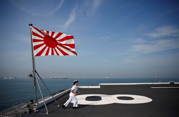 Japonesa que serve na Marinha do Japão corre pelo convés do porta-helicópteros Kaga - Sputnik Brasil