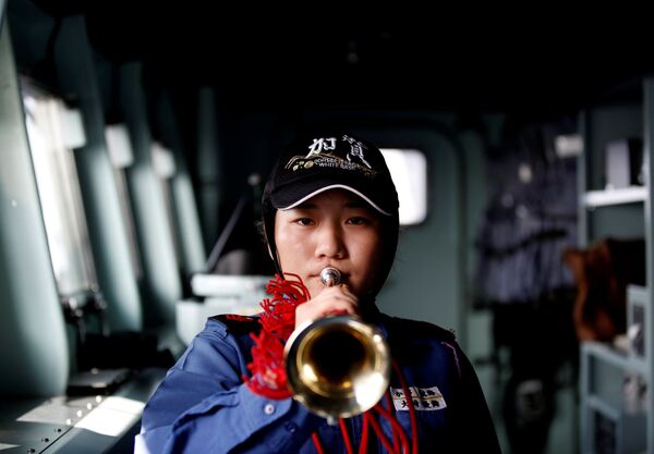 Mulher marinheira Yuma Osaki a bordo do porta-helicópteros japonês Kaga - Sputnik Brasil