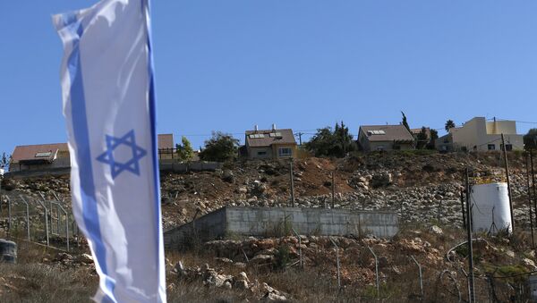 Bandeira nacional israelense próxima a unidades de alojamento novas no estabelecimento judaico de Shilo na Cisjordânia palestina. - Sputnik Brasil