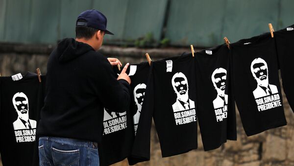 Homem vende camisetas de Jair Bolsonaro no Brasil - Sputnik Brasil