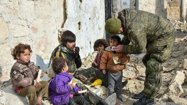 Militar russo ajuda crianças sírias em Aleppo - Sputnik Brasil