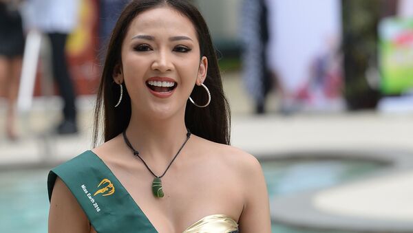 Candidata ao concurso de beleza Miss Terra 2018, Nirada Chetsadapriyakun da Tailândia, posa para fotos durante apresentação em Manila (Filipinas), em 11 de outubro de 2018 - Sputnik Brasil
