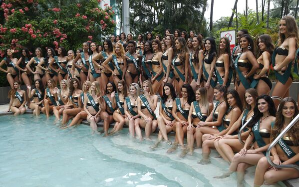 Concorrentes do Miss Terra 2018, posam para fotografia à beira da piscina, na capital filipina de Manila, em 11 de outubro de 2018 - Sputnik Brasil