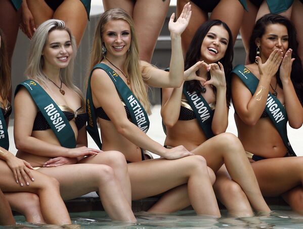 Representantes da Rússia, Holanda, Moldávia e Hungria posam para fotos sentadas à beira da piscina durante apresentação do Miss Terra 2018, na capital filipina de Manila - Sputnik Brasil