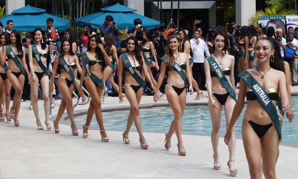 Representantes de vários países desfilam com traje de banho à beira da piscina durante o concurso Miss Terra 2018, nas Filipinas - Sputnik Brasil