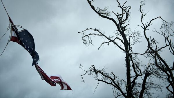 Bandeira norte-americana rasgada durante o furacão Michael, Panama City, Flórida, 10 de outubro de 2018 - Sputnik Brasil