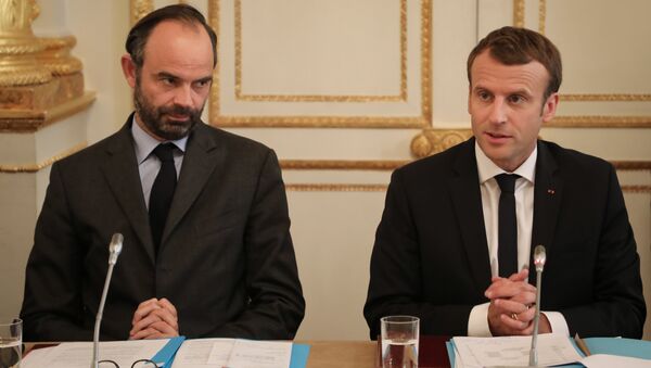 Primeiro-ministro francês, Edouard Phillipe (à esquerda), e o presidente francês, Emmanuel Macron (à direita) em um encontro no Palácio do Eliseu. - Sputnik Brasil