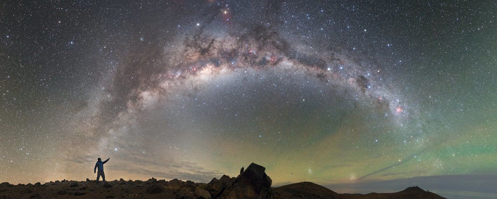 Via Láctea aparece no céu por cima do Observatório Paranal, localizado no deserto chileno do Atacama - Sputnik Brasil, 1920, 02.06.2022