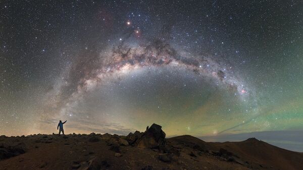 Via Láctea aparece no céu por cima do Observatório Paranal, localizado no deserto chileno do Atacama - Sputnik Brasil