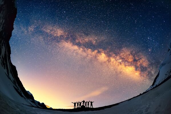 Turistas vistos de mãos dadas em meio à Via Láctea, nas montanhas nepalesas. - Sputnik Brasil