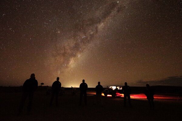 Turistas observam Via Láctea perto de Broken Hill, na Austrália - Sputnik Brasil