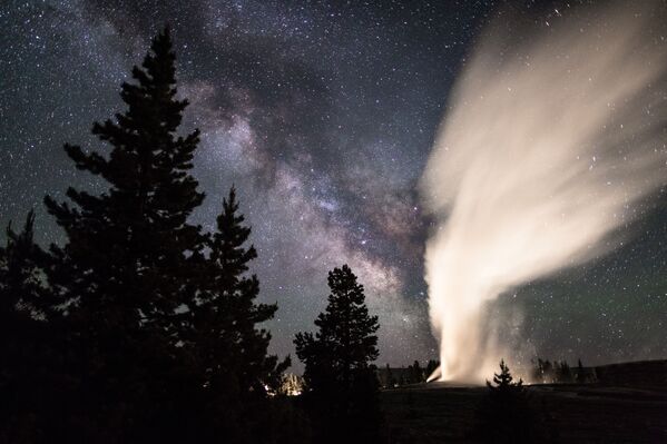 Via Láctea aparece no céu por cima do Parque Nacional de Yellowstone, nos EUA - Sputnik Brasil