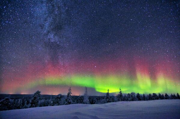 Aurora boreal e Via Láctea aparecem juntas nos céus da Finlândia - Sputnik Brasil