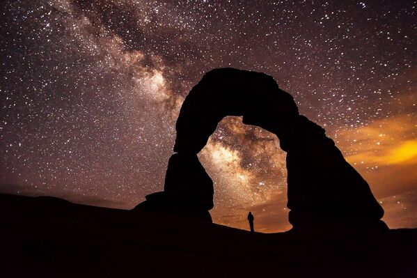 Via Láctea aparece no céu em cima do Arco Delicado, um dos símbolos do estado do Utah, nos EUA - Sputnik Brasil