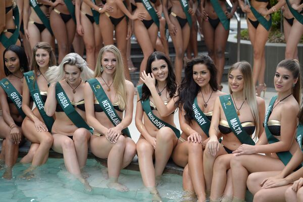 Candidatas ao título Miss Terra 2018 participam de uma sessão de fotos junto à piscina, em Manila - Sputnik Brasil