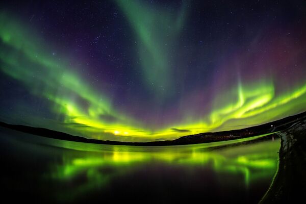 Aurora boreal nos arredores do rio Ura, na região russa de Murmansk - Sputnik Brasil