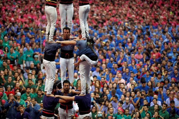 Membros do grupo Capgrossos de Mataro formam uma torre humana durante uma competição em Tarragona, na Espanha - Sputnik Brasil