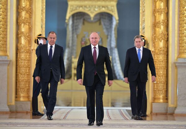 Presidente russo Vladimir Putin participa da cerimônia de entrega das credenciais de embaixadores estrangeiros no Palácio Estatal do Kremlin, junto com o chanceler Sergei Lavrov (à esquerda) e o assessor da presidência, Yuri Ushakov (à direita) - Sputnik Brasil