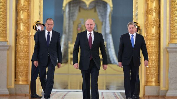 Presidente russo Vladimir Putin participa da cerimônia de entrega das credenciais de embaixadores estrangeiros no Palácio Estatal do Kremlin, junto com o chanceler Sergei Lavrov (à esquerda) e o assessor da presidência, Yuri Ushakov (à direita) - Sputnik Brasil