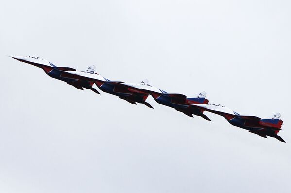 Grupo de acrobacia aérea Strizhi em caças MiG-29 participando de um evento do Ministério da Defesa da Rússia - Sputnik Brasil