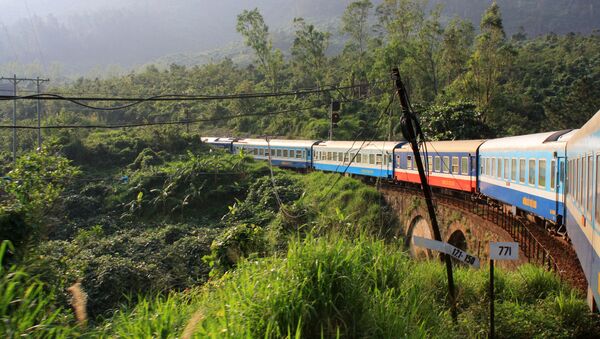 Trilho de trem que liga duas cidades do Vietnã, Hoi An e Hanói, apresentando uma paisagem bela e natural durante todo o caminho - Sputnik Brasil