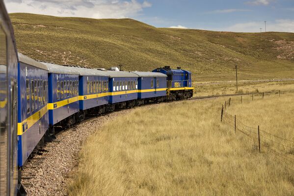 Trem operado pela companhia Perurail, no Peru, que viaja em grandes altitudes através das Cordilheiras dos Andes até Puno e Lago Titicaca - Sputnik Brasil