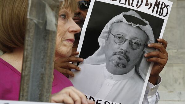 Pessoas seguram cartazes durante protesto na Embaixada da Arábia Saudita sobre o desaparecimento do jornalista saudita Jamal Khashoggi - Sputnik Brasil