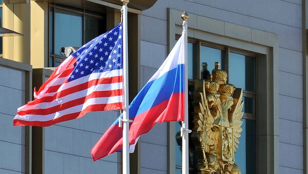 Esta foto tirada em 7 de maio de 2013 mostra bandeiras russas e americanas no Aeroporto de Moscou Vnukovo - Sputnik Brasil