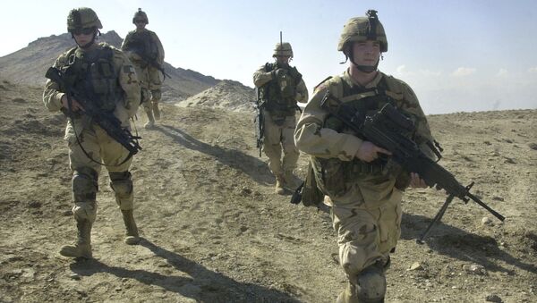 Soldados americanos patrulham o perímetro de um esconderijo de armas a seis quilômetros da base militar dos EUA em Bagram, Afeganistão. - Sputnik Brasil